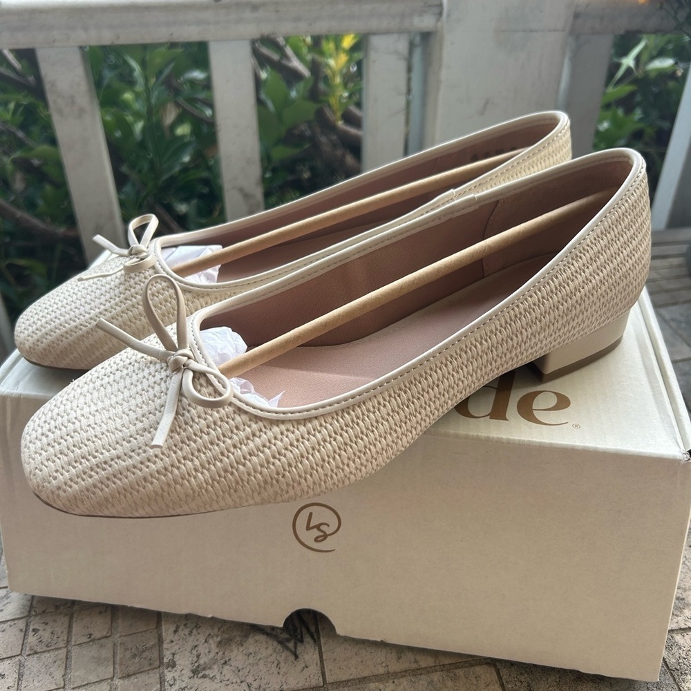Lifestride Cheers Wowen Cream Ballet Flats Sz 11 wide nwb